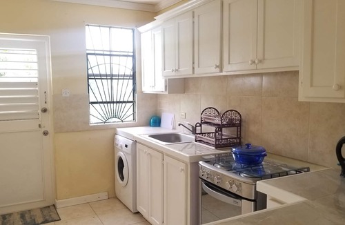 Gibbons Boggs Apartment | Air Conditioned 1 Bedroom Apartment 5 minutes away from Miami Beach