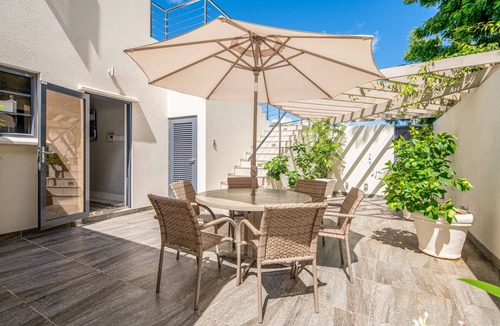 Halcyon Heights House | Angel Heights & Hummingbird Cottage - Deluxe Villa Close to Beach & Holetown