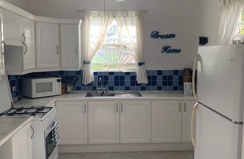 Mullins Apartment | ATTRACTIVE self contained apartment in a 2 storey villa Spacious & well equipped