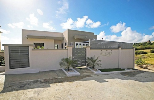 Fortescue House | Aurora- 3BR Modern Villa w/ Pool and Fire Pit