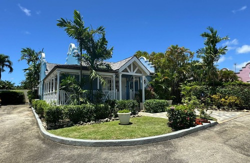 Porters Villa | Beachcombers,Porters Court,Fairmont beach passes, meters away to Lonestar&juju's