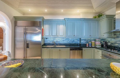 Old Trees Bay Apartment | Beachfront 3 bedroom apartment with exquisite panoramic views