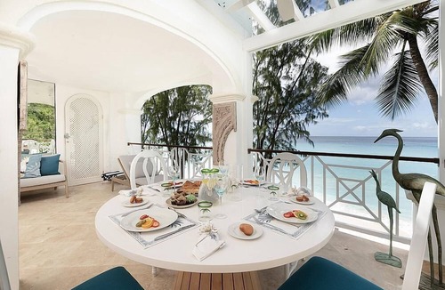 Old Trees Bay Apartment | Beachfront 3 bedroom apartment with exquisite panoramic views
