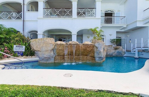 Old Trees Bay Apartment | Beachfront 3 bedroom apartment with exquisite panoramic views