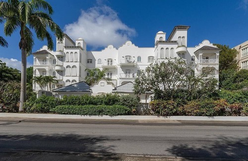 Old Trees Bay Apartment | Beachfront 3 bedroom apartment with exquisite panoramic views