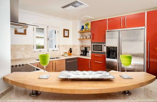 Schooner Bay Apartment | Beachfront Retreat with Pool: Schooner Bay 112