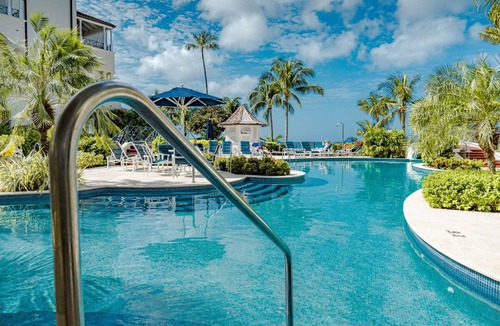 Schooner Bay Apartment | Beachfront Retreat with Pool: Schooner Bay 112