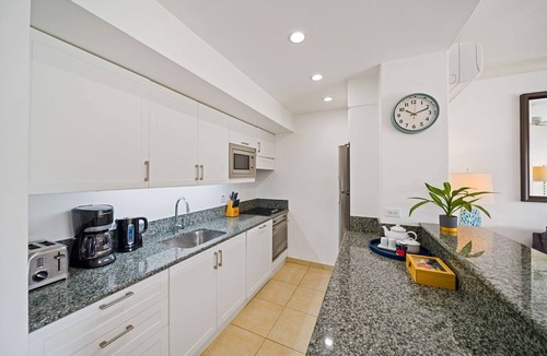 Porters Apartment | Beachfront with resort pool - Glitter Bay 112