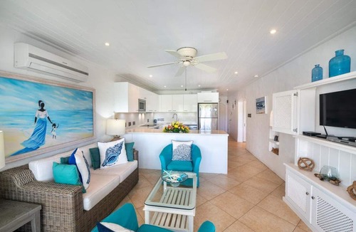 Porters Apartment | Beachside apartment with shared pool - Glitter Bay Estate 309