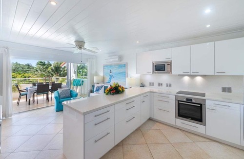 Porters Apartment | Beachside apartment with shared pool - Glitter Bay Estate 309