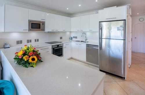 Porters Apartment | Beachside apartment with shared pool - Glitter Bay Estate 309
