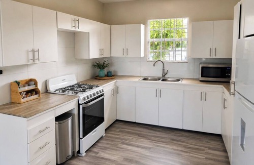 Bridgetown House | Beauti-Rest: Near US Embassy