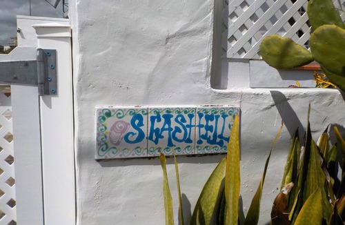 Green Garden Apartment | Beautiful 2 bed 2 bath town-house with pool and sea views.