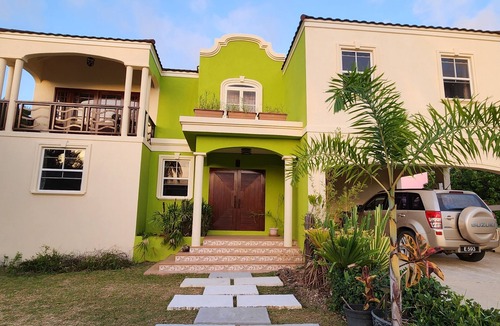 Retreat House | Beautiful 4-bedroom house in Maynards with WiFi in close proximity to 2 marinas