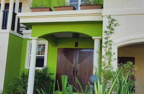 Retreat House | Beautiful 4-bedroom house in Maynards with WiFi in close proximity to 2 marinas