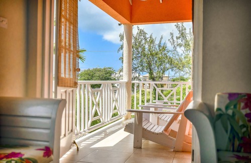 Providence Apartment | Beautiful spacious 2 Bedroom Apartment with Pool near beach, shops and Golf Club
