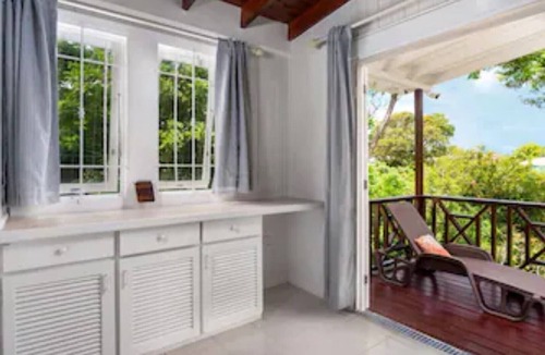 Mullins Villa | Beautiful family villa in a secluded location just 4min walk from Mullins beach