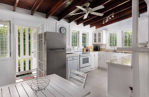 Mullins Villa | Beautiful family villa in a secluded location just 4min walk from Mullins beach