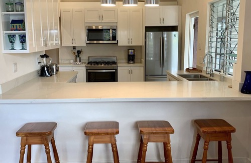Sunset Crest House | Beautiful Plumbago Villa - walk to everything!
