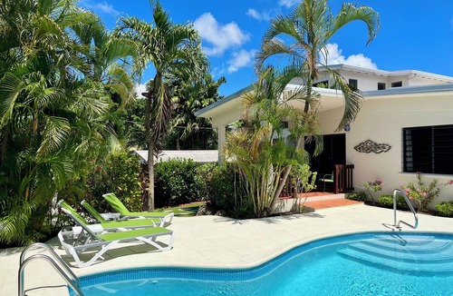 Sunset Crest House | Beautiful Plumbago Villa - walk to everything!