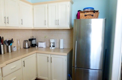 Hastings Apartment | Beautiful, spacious air-conditioned apartment close to south coast beaches