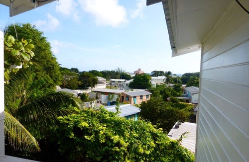 Hastings Apartment | Beautiful, spacious air-conditioned apartment close to south coast beaches