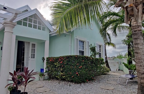 Apple Hall House | Beautiful Villa,Private Pool, Sun Terraces,Garden,Hi Speed Wi Fi, steps to beach