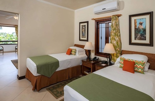 Maynards Apartment | Better Choice for your Vacation! Contemporary Unit, Outdoor Pools, Parking!
