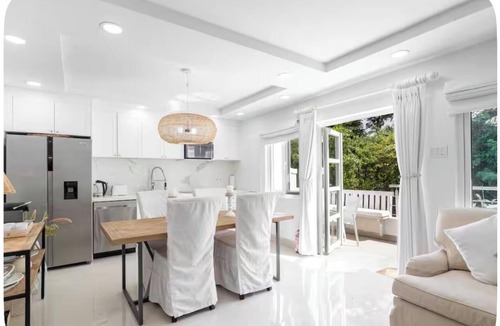 Mullins Apartment | Boutique 3 bedroom apartment near Mullins beach. Tropical gardens swimming pool