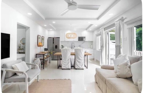 Mullins Apartment | Boutique 3 bedroom apartment near Mullins beach. Tropical gardens swimming pool