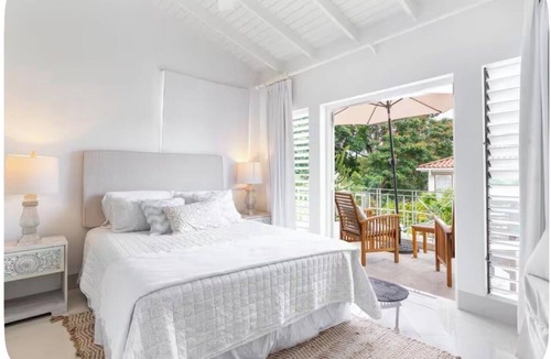 Mullins Apartment | Boutique 3 bedroom apartment near Mullins beach. Tropical gardens swimming pool