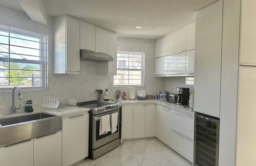 Fitts Village Villa | Brand New- Modern Sea' Ya Villa