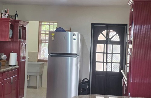 Frere Pilgrim House | Breezy Warm Paradise, Private Parking, Large Backyard and Cozy Patios, Free WIFI