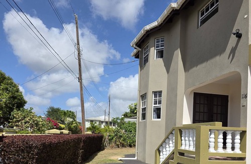 Frere Pilgrim House | Breezy Warm Paradise, Private Parking, Large Backyard and Cozy Patios, Free WIFI