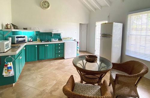Atlantic Shores Apartment | Bright Surf Studio King Bed A/C Fast WiFi Walk to Freights & South Point