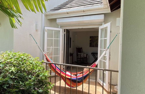 Atlantic Shores Apartment | Bright Surf Studio King Bed A/C Fast WiFi Walk to Freights & South Point