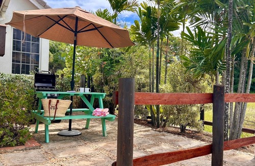 Atlantic Shores Apartment | Bright Surf Studio King Bed A/C Fast WiFi Walk to Freights & South Point