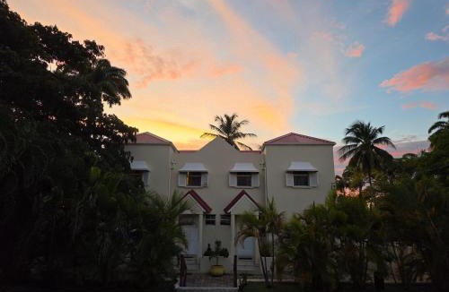 Clermont House | Calabaza Casa 3 Bedroom Near Dining Secure Central Location