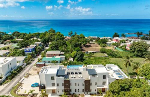 Gibbes House | Caribbean Luxury 2BR Walk to Beach Sky Pool Deck