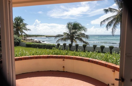 Inch Marlowe Apartment | Charming Beachfront apartment with WiFi in Christ Church