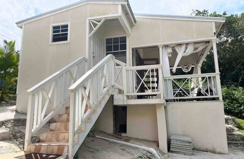 Christie Cottage | Charming cottage with WiFi and AC in adorable Blunts