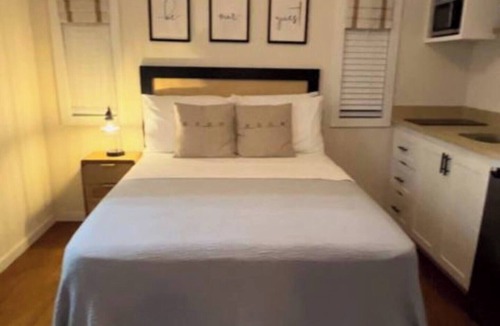 Christie Cottage | Charming cottage with WiFi and AC in adorable Blunts