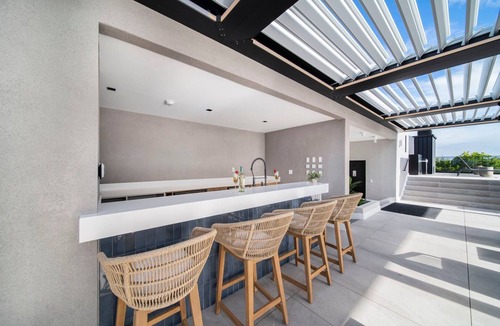 Black Rock Apartment | Chic Beachfront Condo - Allure 503
