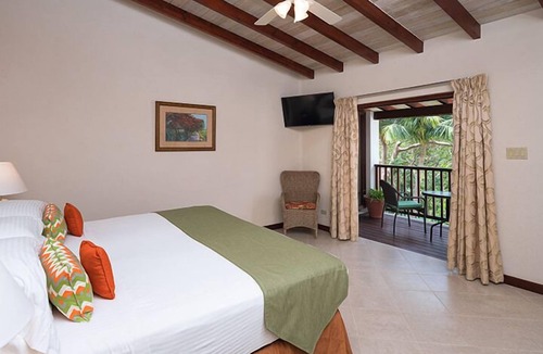 Maynards Hotel | Close to Mullins Beach and Animal Flower Cave! Outdoor Pools, Parking!