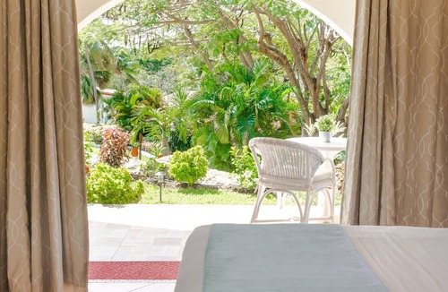 Maynards Hotel | Close to Mullins Beach and Animal Flower Cave! Outdoor Pools, Parking!