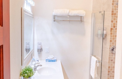 Maynards Hotel | Close to Mullins Beach and Animal Flower Cave! Outdoor Pools, Parking!