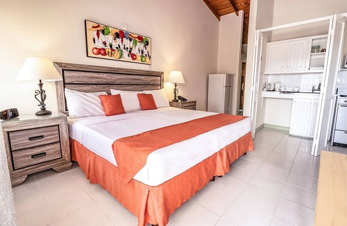 Worthing Hotel | Comfy Coastal Living: Spacious Room Near Worthing Beach | Hotel w/Outdoor Pool