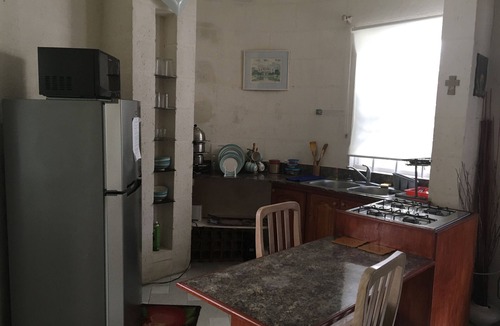 Thombury Hill Apartment | Convenient Stay Near Beach & Nightlife