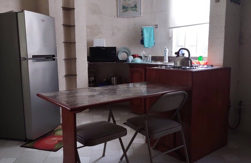 Thombury Hill Apartment | Convenient Stay Near Beach & Nightlife