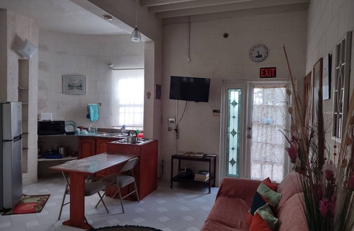 Thombury Hill Apartment | Convenient Stay Near Beach & Nightlife